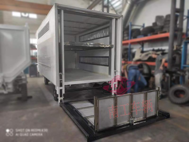 5吨厢式乐竞在线注册（中国）有限公司带垂直升降尾板工具拖车