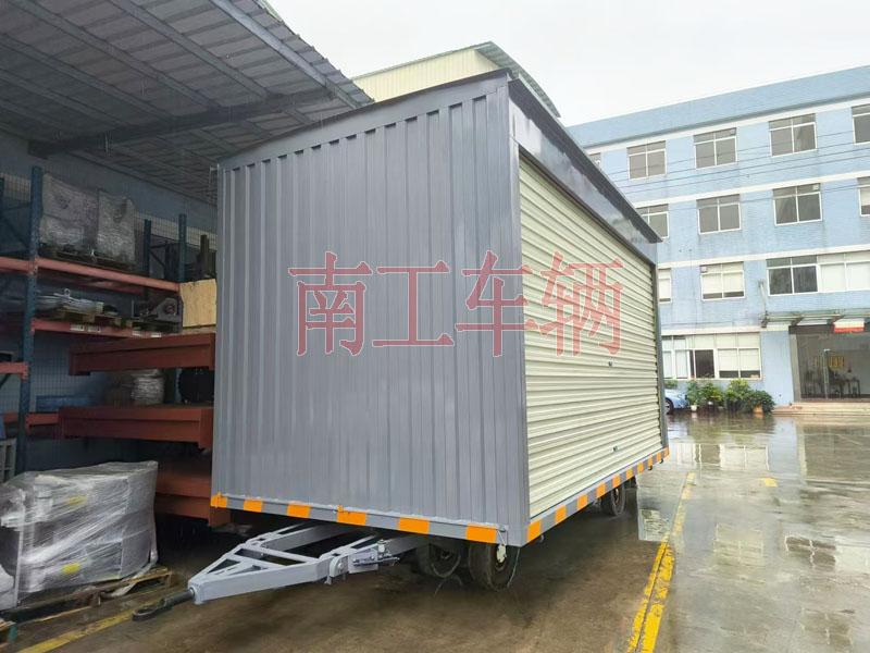 10吨箱式乐竞在线注册（中国）有限公司两侧带卷帘门 牵引雨篷拖车